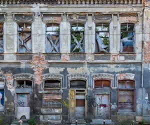 Branșamentele de gaze, PVC-ul, polistirenizarea desfigurează fațadele clădirilor istorice – PressHub