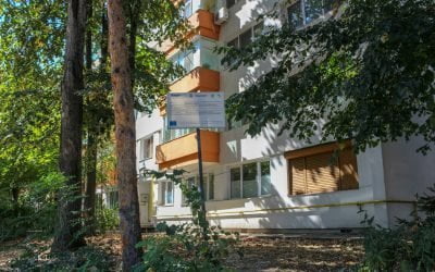 FOTOGALERIE În primul bloc din Galați reabilitat cu bani europeni plouă. Pentru a acționa, Primăria a avut nevoie de două expertize