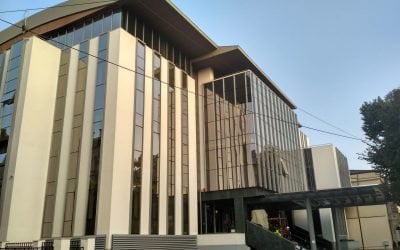 Noua Primărie, un colos din sticlă şi metal ridicat în zona istorică protejată a oraşului, a fost inaugurată – PressHub