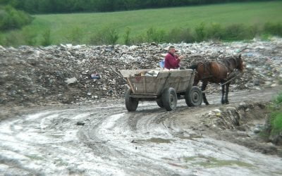 Fonduri europene pentru regiunile sărace: România, încă împotmolită în birocrația autoimpusă, cu drumuri desfundate și toalete în curte